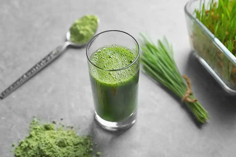 How does Raw Wheat Grass Juice Powder reduce inflammation levels?